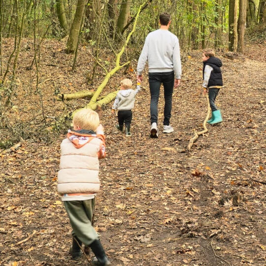 Jacco de Vos als vader Jacco de Vos wandelt met zijn drie kinderen in het bos